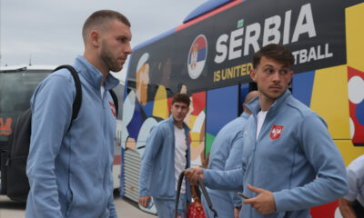 STRAHINJA PAVLOVIC, LAZAR SAMARDZIC AUTOBUS fudbalera reprezentacije Srbije dolazak na UEFA Evropsko prvenstvo 2024 godine aerodrom Franc Jozef Srtraus, Minhen 11.06.2024. godine Foto: Marko Metlas Fudbal, Reprezentacija, Srbija, UEFA Evropsko prvenstvo, EURO 2024
