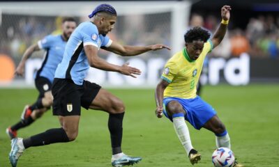 Uruguay's Ronald Araujo, left, challenges Brazil's Endrick during a Copa America quarterfinal soccer match in Las Vegas, Saturday, July 6, 2024. (AP Photo/Godofredo A. Vásquez)