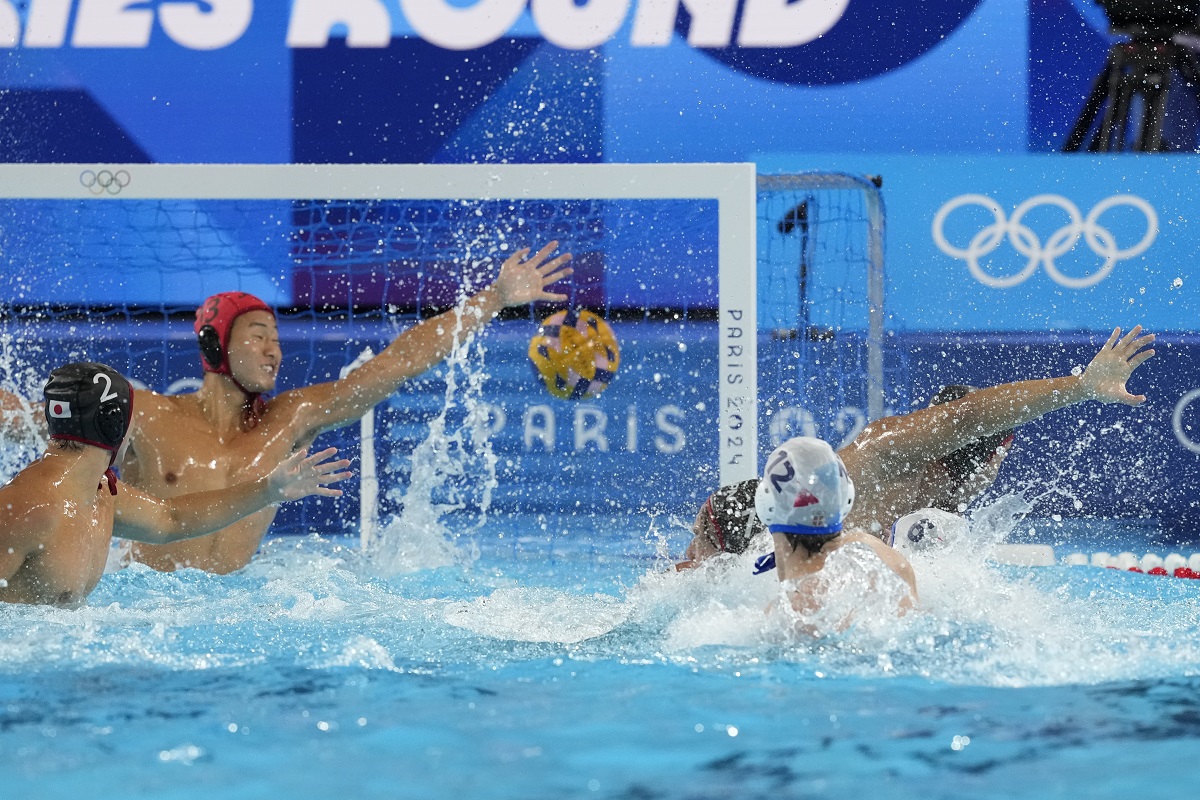 Japan's goalkeeper Towa Nishimura fails to stop a ball from Serbia's Victor Rasovic during the men's Water Polo Group B preliminary match between Serbia and Japan at the 2024 Summer Olympics, Sunday, July 28, 2024, in Saint-Denis, France. (AP Photo/Luca Bruno)
