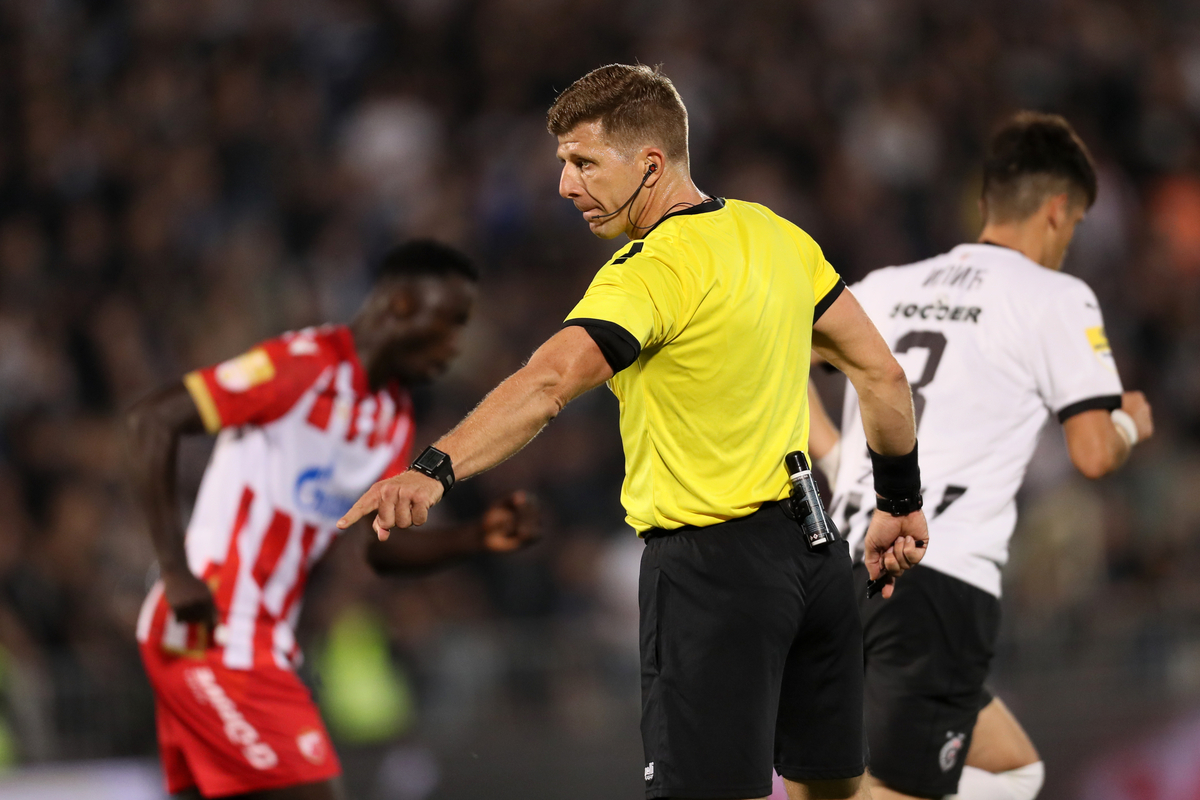 Sudija Novak Simović na utakmici Superlige Prvenstva Srbije Partizana i Crvene zvezde na stadionu JNA, Beograd, 23.09.2024. godine Foto: Marko Metlas Fudbal, Crvena zvezda, Superliga Prvenstvo Srbije, Partizan