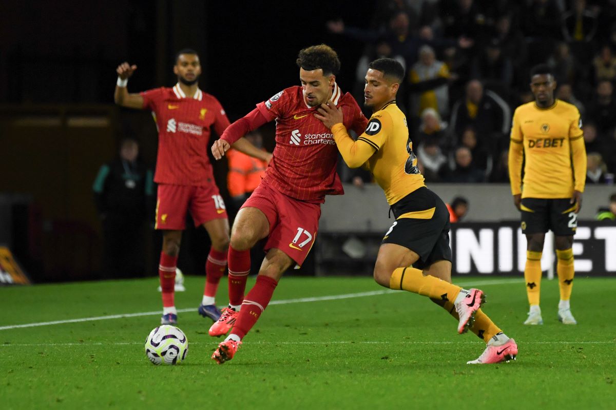 Wolverhampton Wanderers' Joao Gomes, left, and Liverpool's Curtis Jones vie for the ball during the English Premier League soccer match between Wolverhampton Wanderers and Liverpool at the Molineux Stadium in Wolverhampton, England, Saturday, Sept. 28, 2024. (AP Photo/Rui Vieira)