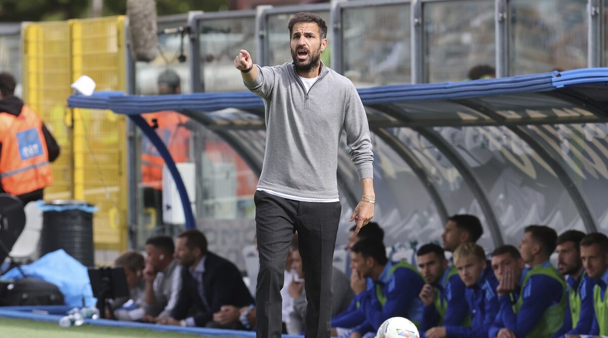 Como's head coach Cesc Fabregas gives instructions during the Italian Serie A soccer match between Como and Bologna at the Giuseppe Sinigaglia stadium in Como, Italy, Saturday, Sept. 14, 2024. (Antonio Saia/LaPresse via AP)