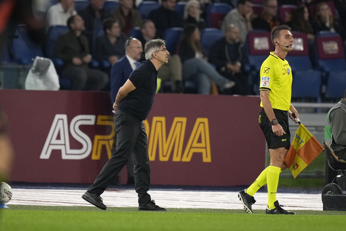 Roma's head coach Ivan Juric reacts during the Serie A soccer match between Roma and Inter Milan at the Stadio Olimpico in Rome, Italy, Sunday, Oct. 20, 2024. (AP Photo/Andrew Medichini)