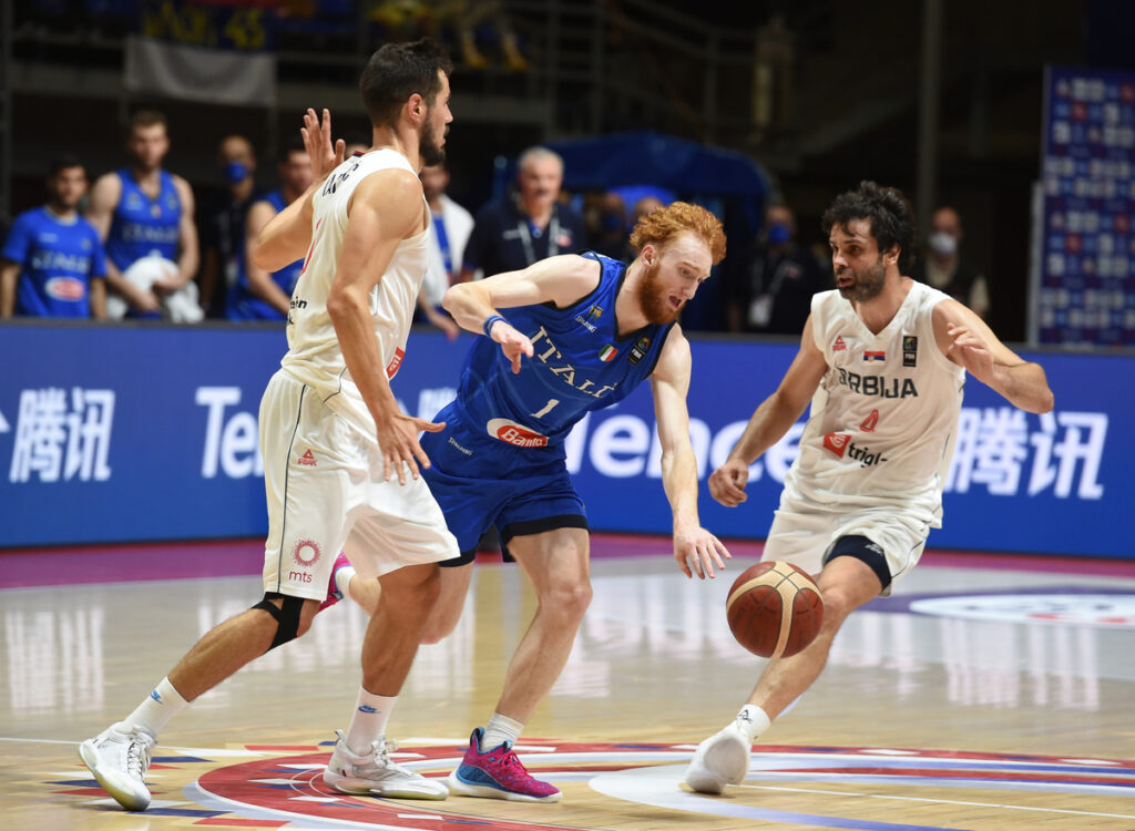 NICOLO MANNION Nikolo Manion, kosarkas Italije, na utakmici kvalifikacija za Olimpijske igre protiv Srbije, i NIKOLA KALINIC i MILOS TEODOSIC, u hali Aleksandar Nikolic Beograd, 04.07.2021. foto: Nebojsa Parausic Kosarka, OQT, Srbija, Italija