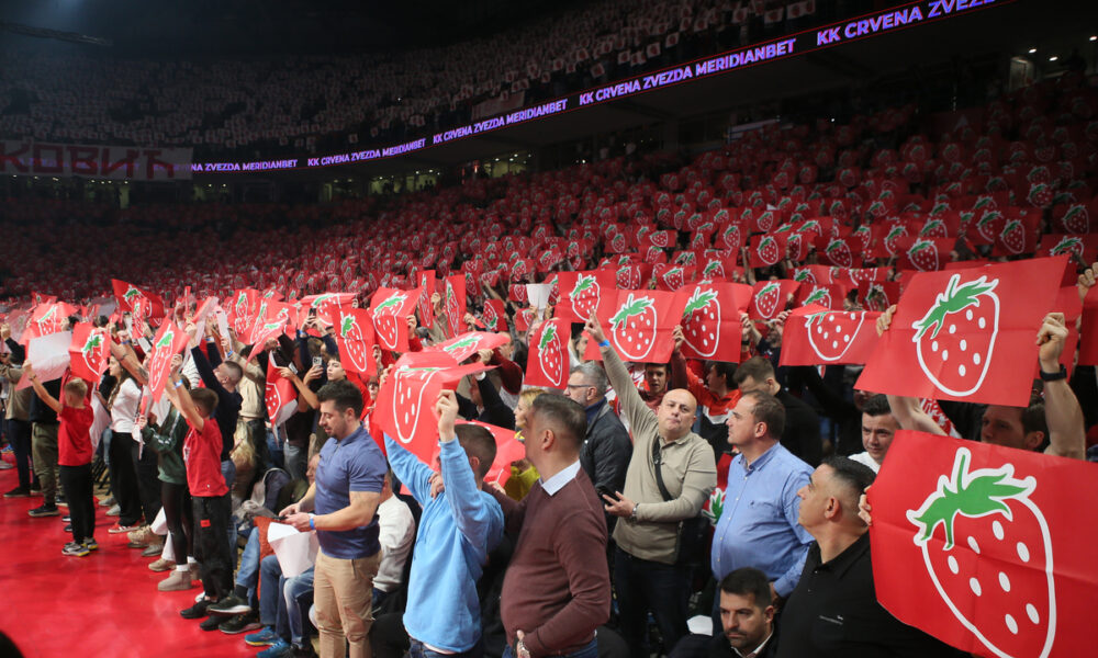 Navijači Crvene Zvezde na utakmici Evrolige protiv Partizana u hali Beogradska Arena, Beograd 21.11.2024. godine Foto: Ivica Veselinov / MN PRESS KOSARKA, BASKETBALL, EVROLIGA, EUROLEAGUE, CRVENA ZVEZDA, PARTIZAN