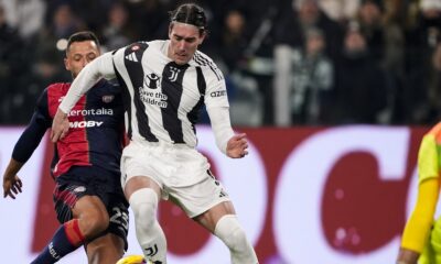Juventus' Dusan Vlahovic, right, and Cagliari's Mateusz Wieteska, left, challenge for the ball during the round of sixteen Coppa Italia soccer match between Juventus Turin and Cagliari Calcio in Turin, Italy, Tuesday, Dec. 17, 2024. (Fabio Ferrari/LaPresse via AP)
