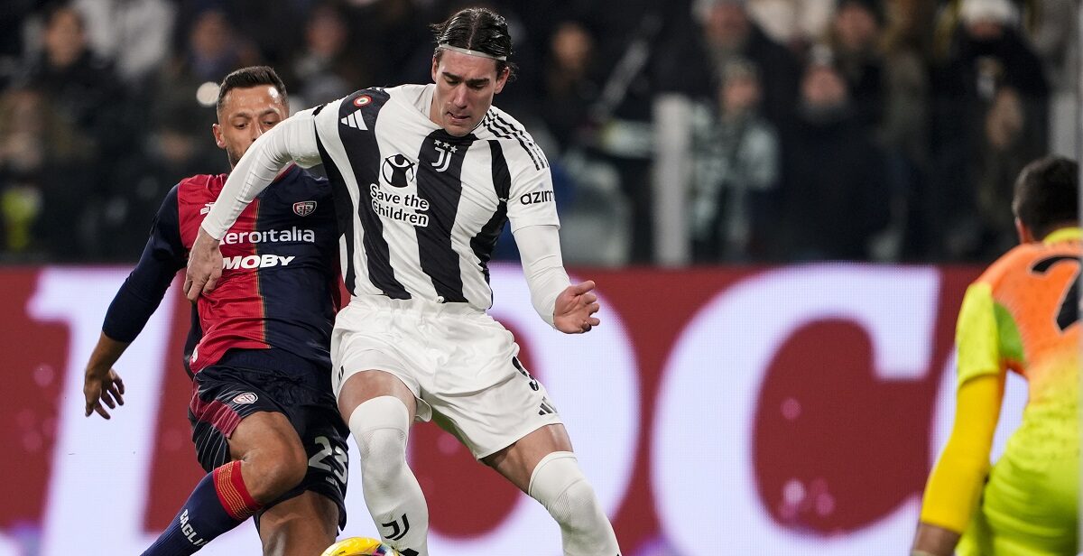 Juventus' Dusan Vlahovic, right, and Cagliari's Mateusz Wieteska, left, challenge for the ball during the round of sixteen Coppa Italia soccer match between Juventus Turin and Cagliari Calcio in Turin, Italy, Tuesday, Dec. 17, 2024. (Fabio Ferrari/LaPresse via AP)