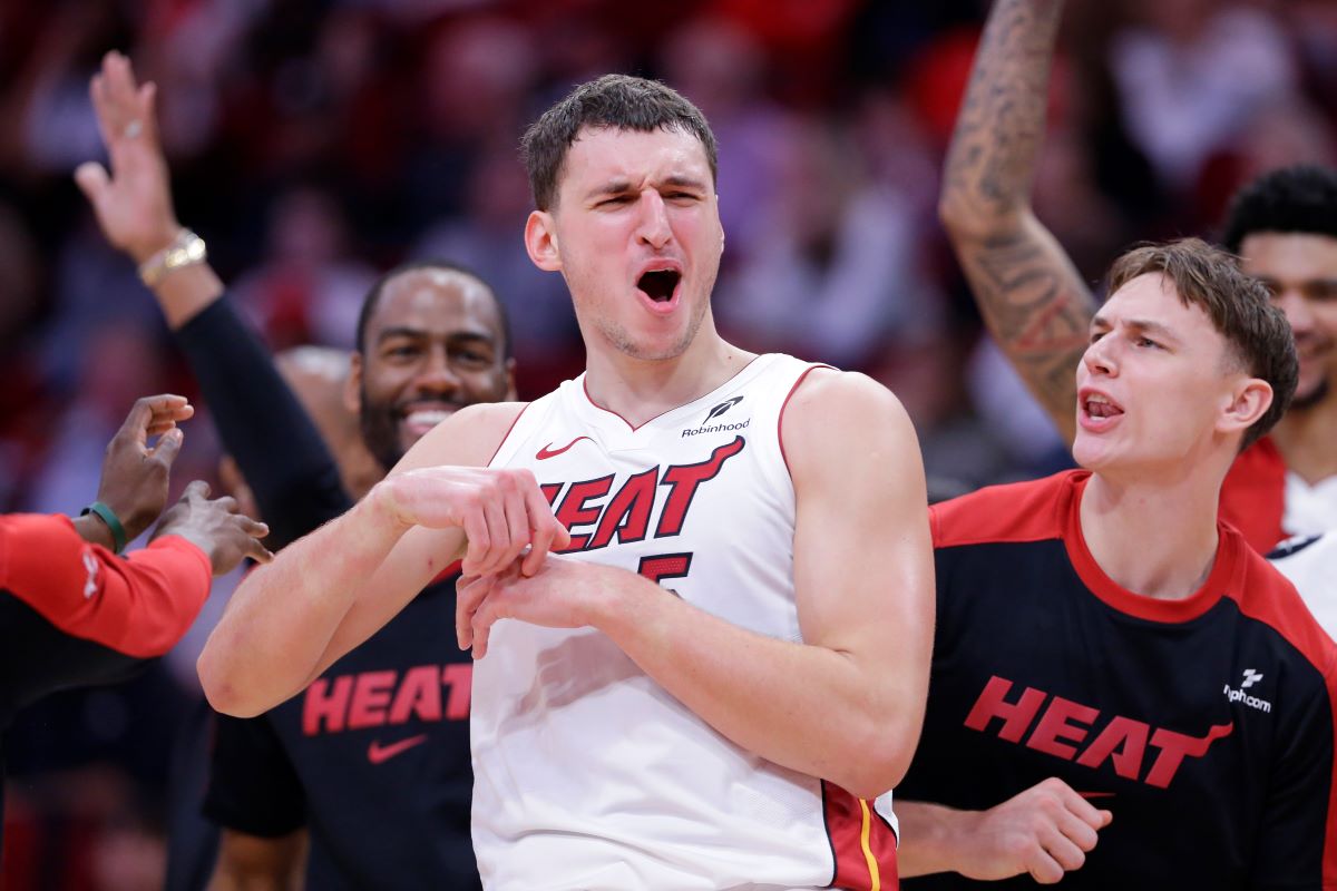Nikola Jović, Majami Hit