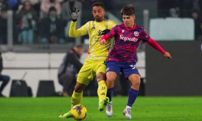 Bologna's Benjamin Dominguez, right, and Juventus' Danilo fight for the ball during the Italian Serie A soccer match between Juventus and Bologna at the Allianz Stadium in Turin, Italy, Saturday, Dec. 7, 2024. (Spada/LaPresse via AP)