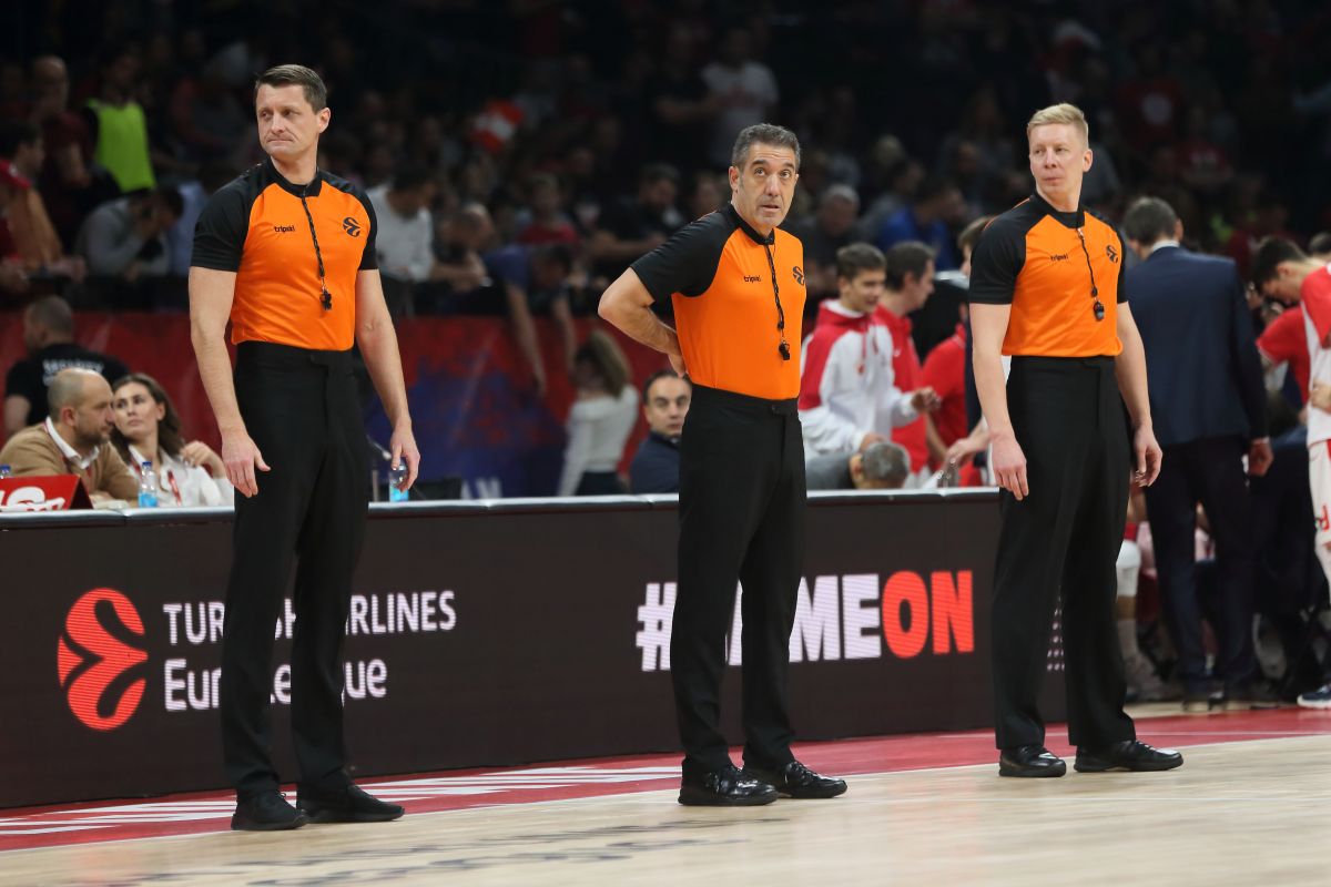 PIOTR PASTUSIAK Pjotr Pastusiak, JUAN CARLOS GARCIA Huan Karlos Garsija, RAIN PEERANDI Rain Perandi sudije kosarkasi Crvene zvezde na utakmici Evrolige protiv Asvel Vilerbana u hali Stark Beogradska arena, Beograd 15.11.2019. godine Foto: Marko Metlas Kosarka, Crvena zvezda, Evroliga, Asvel Vilerban