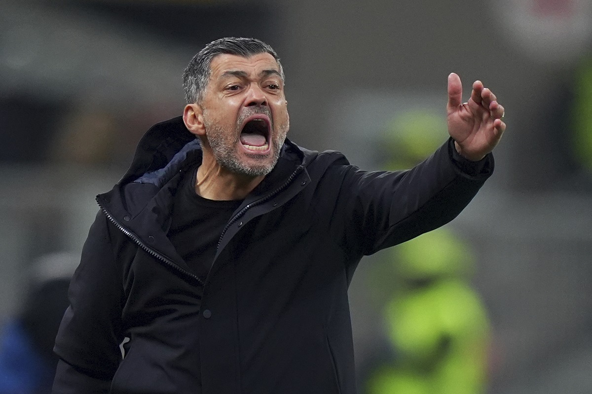 AC Milan's head coach Sergio Conceicao directs his players during the Italian Serie A soccer match between AC Milan and Hellas Verona, at the San Siro Stadium in Milan, Italy, Saturday, Feb. 15, 2025. (Spada/LaPresse via AP)