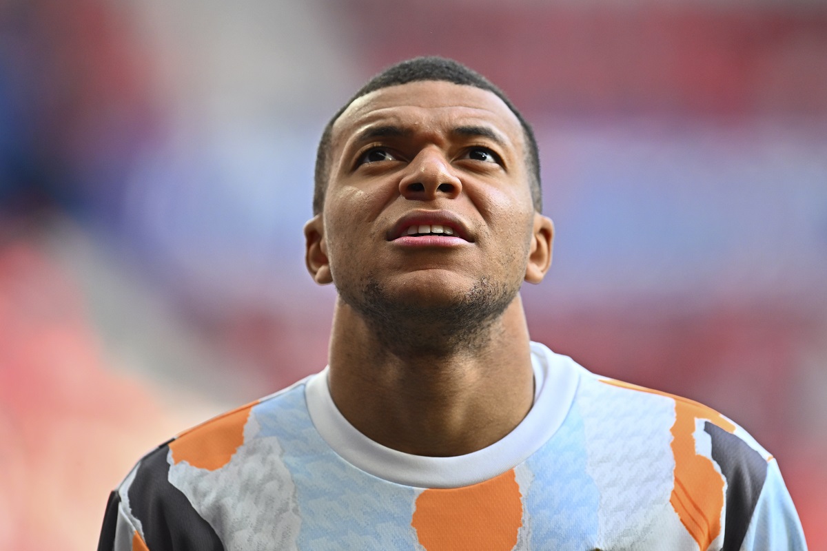 Real Madrid's Kylian Mbappe takes part in the warm up during a Spanish La Liga soccer match between Osasuna and Real Madrid at El Sardar stadium in Pamplona, Spain, Saturday, Feb. 15, 2025. (AP Photo/Miguel Oses)