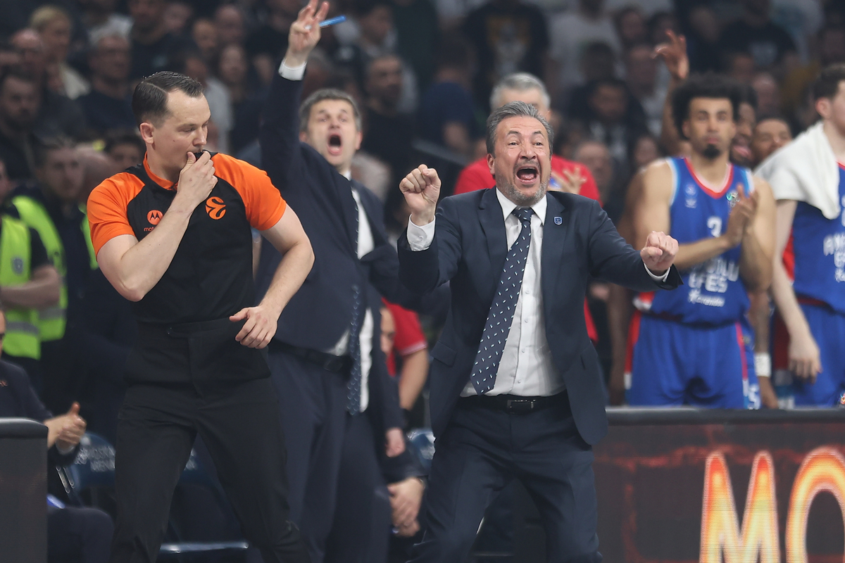 LUCA BANCHI Luka Bjanki trener kosarkas Efesa na utakmici Evrolige protiv Partizana u hali Beogradska Arena, Beograd 21.03.2025. godine Foto: Ivica Veselinov / MN PRESS KOSARKA, BASKETBALL, EVROLIGA, EUROLEAGUE, PARTIZAN, EFES