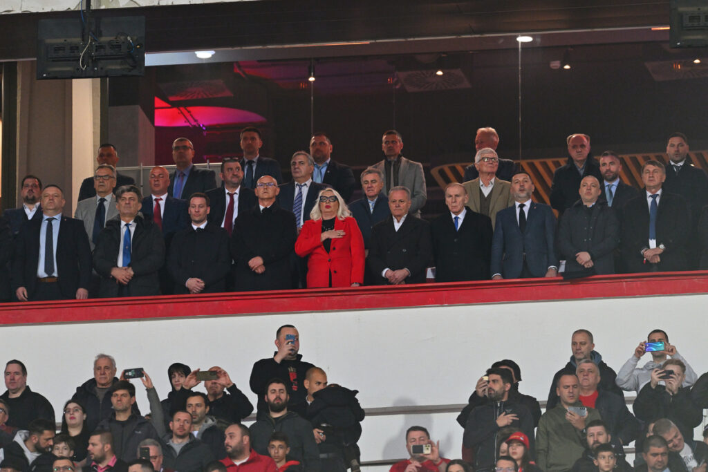 NEBOJSA ZIVANOVIC, DRAGAN SIMOVIC, MARKO ZDRAVKOVIC, JANOS ZEMBERI, SANDRA SREMCEVIC, NENAD BJEKOVIC, DRAGAN DZAJIC predsednik FSS, BRANKO RADUJKO sekretar FSS, NIKOLA LAZETIC, RANKO STOJIC fudbaleri reprezentacije Srbije na utakmici plej ofa UEFA Lige nacija protiv Austrije na stadionu Rajko Mitic , Beograd 23.03.2025. godine Foto: Marko Metlas Fudbal, Reprezentacija, Srbija, Austrija, UEFA Liga nacija, Plej of