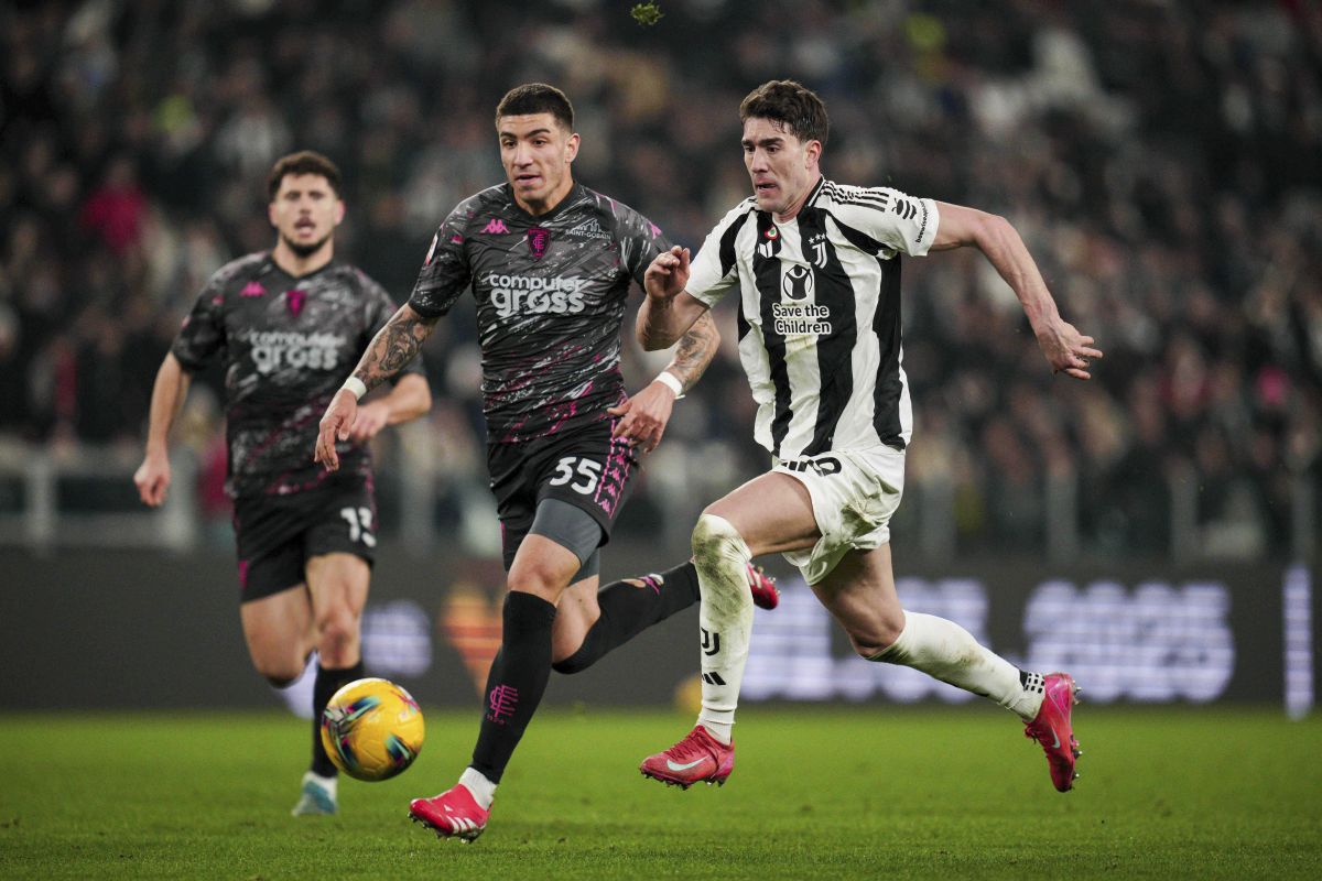 Empoli's Luca Marianucci, left, and Juventus' Dusan Vlahovic battle for the ball during an Italian Cup quarterfinal soccer match between Juventus and Empoli at the Allianz Stadium in Turin, Italy, Wednesday, Feb. 26, 2025 (Marco Alpozzi/LaPresse via AP)