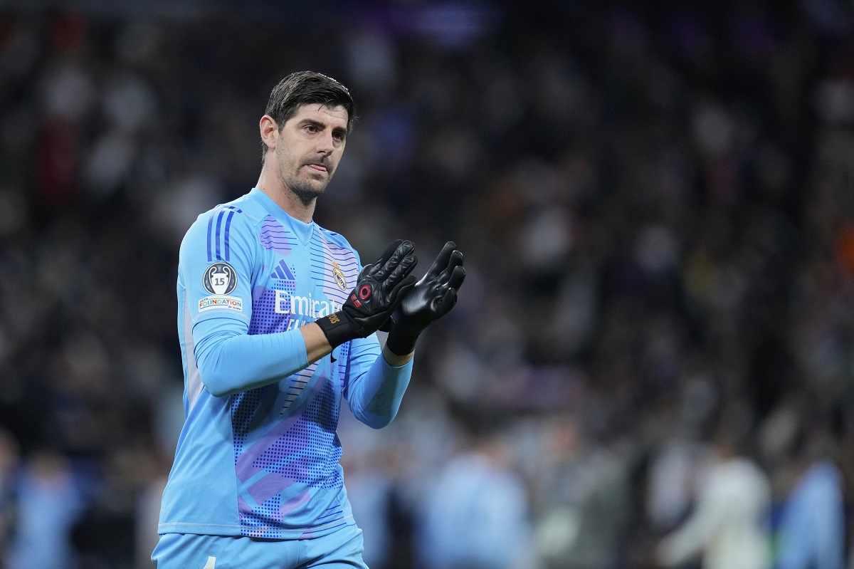 Real Madrid's goalkeeper Thibaut Courtois applauds fans at the end of the Champions League round of 16 first leg soccer match between Real Madrid and Atletico Madrid at the Bernebeu stadium in Madrid, Spain, Tuesday, March 4, 2025. (AP Photo/Manu Fernandez)