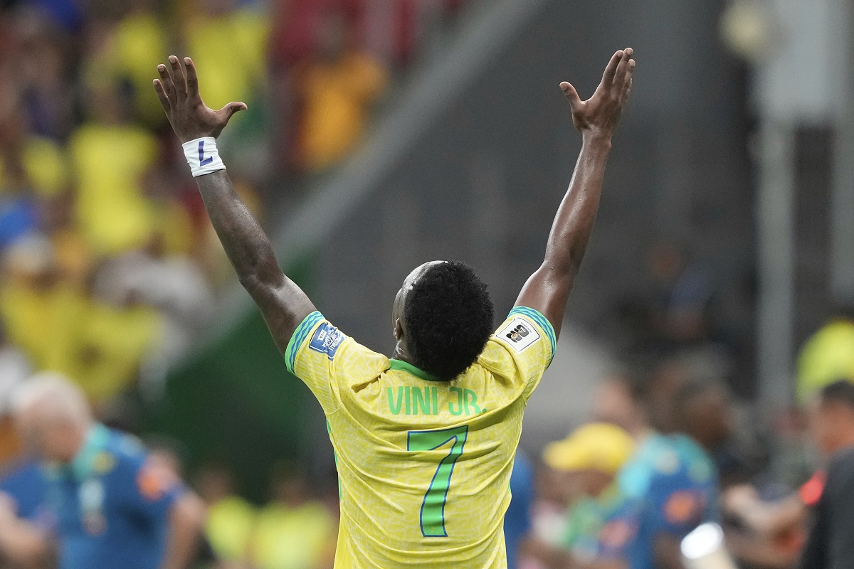 Brazil's Vinicius Junior celebrates after scoring his side's second goal against Colombia during a FIFA World Cup 2026 qualifying soccer match at Mane Garrincha stadium in Brasilia, Brazil, Thursday, March 20, 2025. (AP Photo/Eraldo Peres)