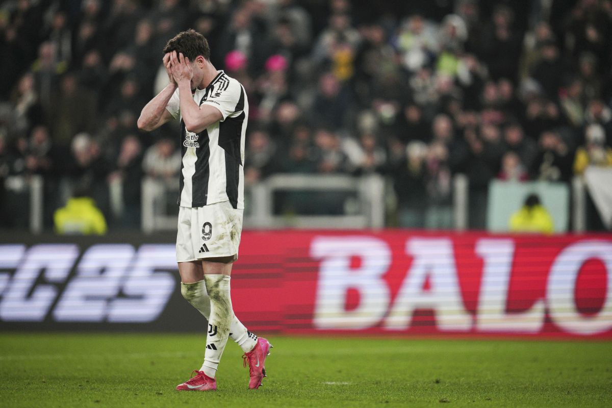 Juventus' Dusan Vlahovic reacts after missing his kick during a penalty shootout in an Italian Cup quarterfinal soccer match between Juventus and Empoli at the Allianz Stadium in Turin, Italy, Wednesday, Feb. 26, 2025 (Marco Alpozzi/LaPresse via AP)