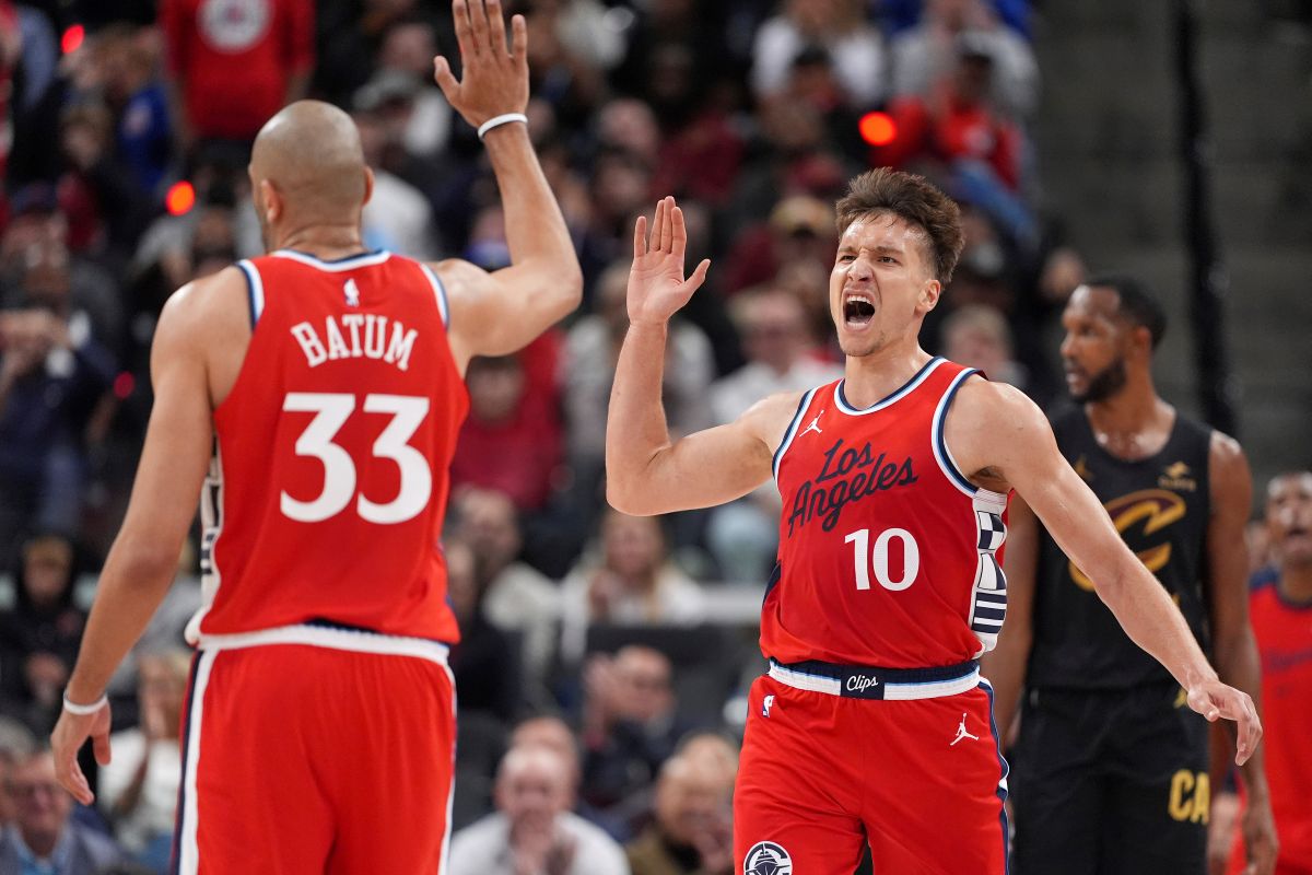Los Angeles Clippers guard Bogdan Bogdanovic, right, celebrates with forward Nicolas Batum after scoring during the second half of an NBA basketball game against the Cleveland Cavaliers Tuesday, March 18, 2025, in Inglewood, Calif. (AP Photo/Mark J. Terrill)