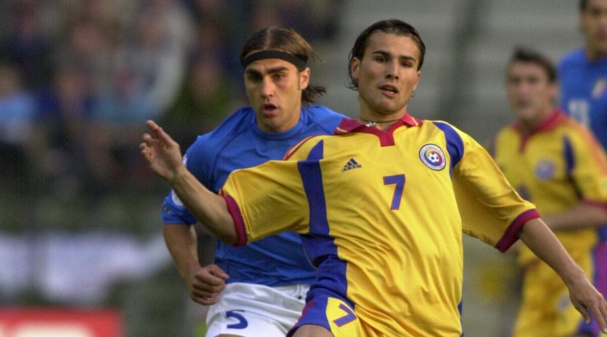 FUDBAL - EURO 2000 - Adrian Mucu ( Mutu ), fudbaler Rumunije, u duelu sa fabiom Kanavarom iz Italije. Brisel, 24.06.2000. snimio:N.Parausic
