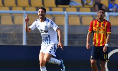 Como's Edoardo Goldaniga celebrates scoring during the Serie A soccer match between Lecce and Como 1907 at the Via del Mare Stadium in Lecce, Italy, Saturday, April 19, 2025. (Giovanni Evangelista/LaPresse via AP)