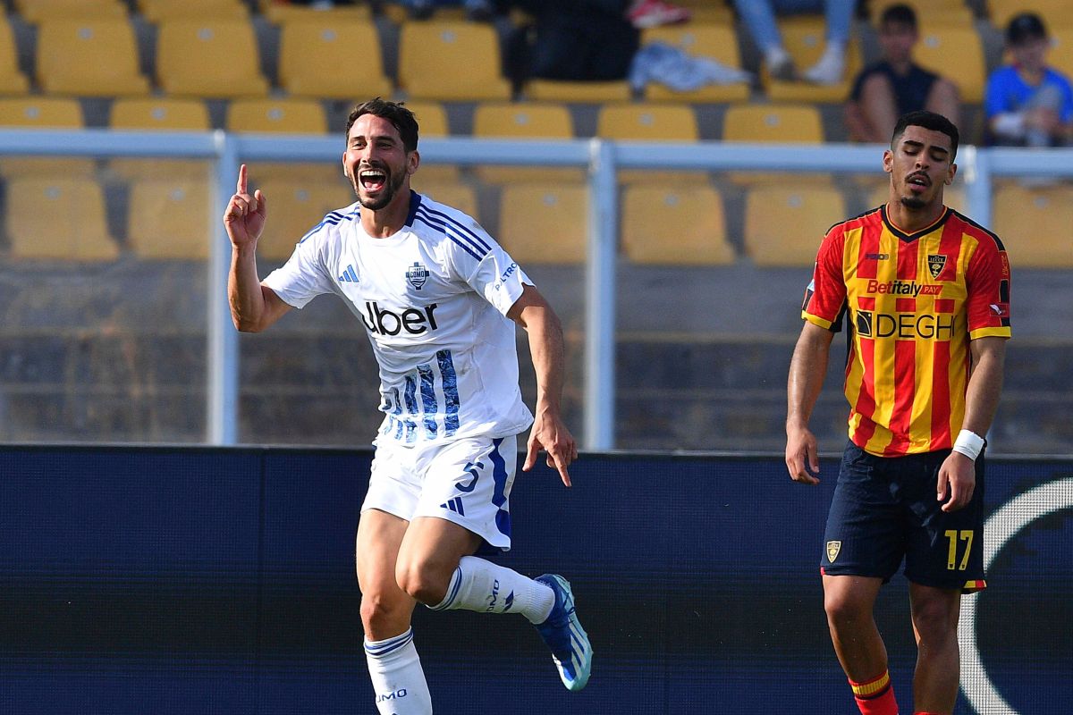 Como's Edoardo Goldaniga celebrates scoring during the Serie A soccer match between Lecce and Como 1907 at the Via del Mare Stadium in Lecce, Italy, Saturday, April 19, 2025. (Giovanni Evangelista/LaPresse via AP)