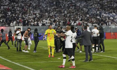 Arturo Vidal of Chile's Colo Colo talks to fans who invaded the field during a Copa Libertadores Group E soccer match between Chile's Colo Colo and Brazil's Fortaleza at the Monumental stadium in Santiago, Chile, Thursday, April 10, 2025. (AP Photo/Esteban Felix)