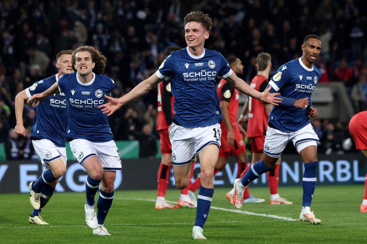 Bielefeld's Maximilian Gro'er, center, celebrates scoring their side's second goal of the game during the German soccer cup, DFB Pokal, semi-final soccer match between Arminia Bielefeld and Bayer Leverkusen in Bielefeld, Germany, Tuesday, April 1, 2025. (Friso Gentsch/dpa via AP)