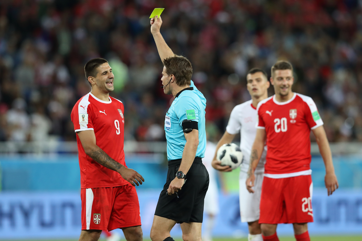 FELIX BRYCH Feliks Brih sudija iz Nemacke i ALEKSANDAR MITROVIC fudbaler reprezentacije Srbije na utakmici FIFA Svetskog prvenstva u Rusiji protiv Svajcarske na stadionu Baltika arena, Kalinjingrad 22.06.2018. godine Foto: Marko Metlas Fudbal, Srbija, FIFA Svetsko prvenstvo 2018, Rusija, Svajcarska