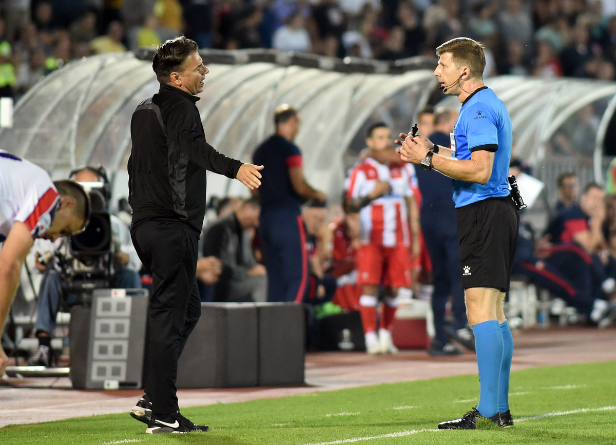 ALEKSANDAR STANOJEVIC, trener fudbalera Partizana, i sudija NOVAK SIMOVIC, na prvenstvenoj utakmici protiv Crvene zvezde, na stadionu JNA. Beograd, 19.09.2021. foto: Nebojsa Parausic Fudbal, 165. derbi, Partizan, Crvena zvezda