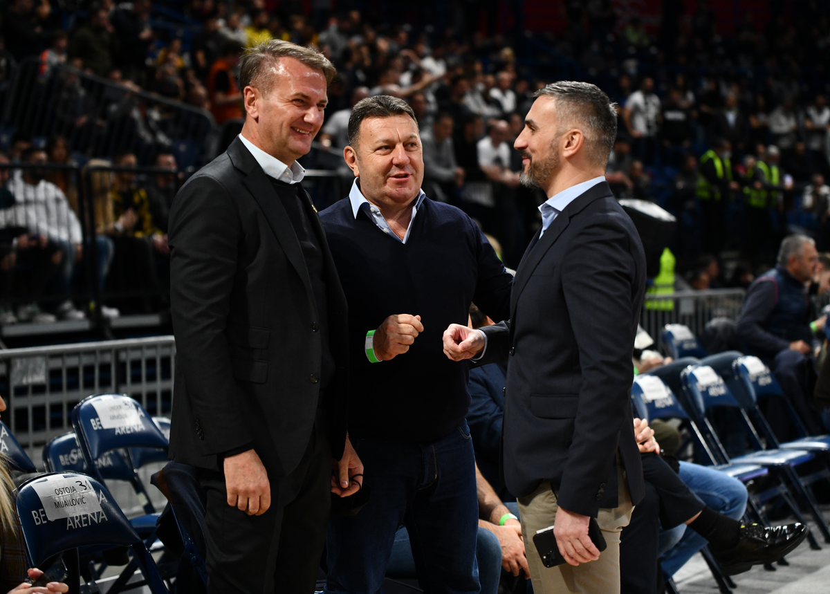 OSTOJA MIJAILOVIC, predsednik kosarkasa Partizana, DRAGAN BOKAN i MILIJA VOJINOVIC, na utakmici ABA lige protiv Buducnosti, u Beogradskoj Stark areni. Beograd, 20.11.2021. foto: MN Press / ds Kosarka, ABA liga, Partizan, Buducnost