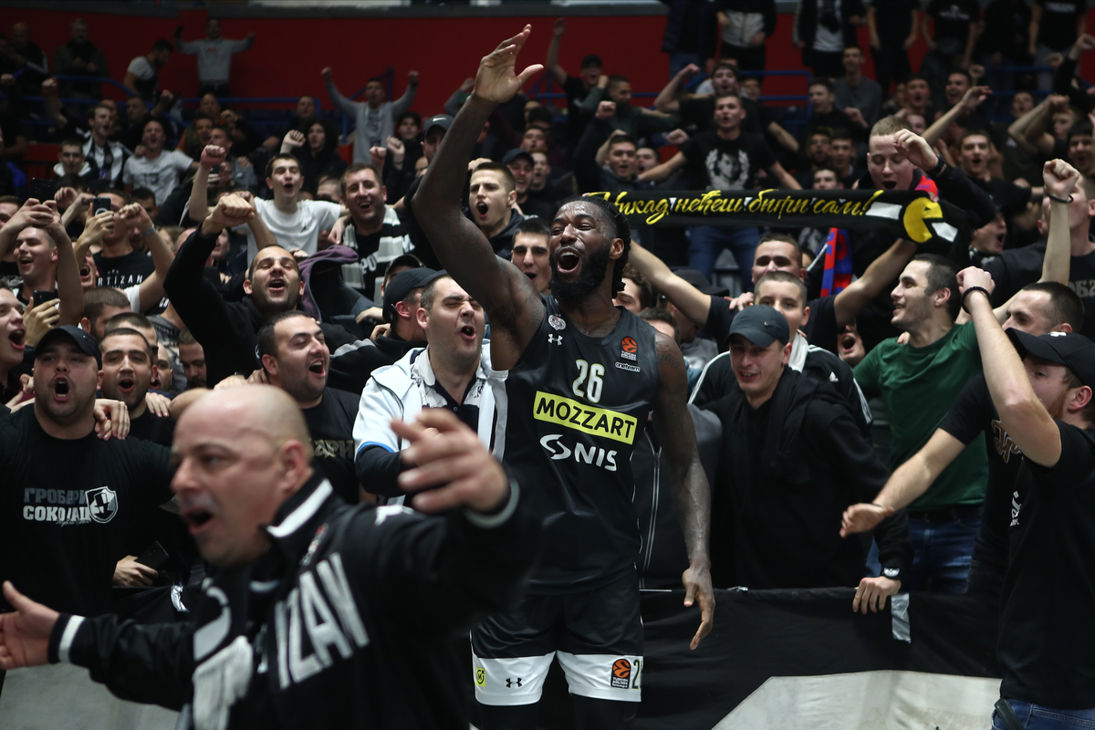 GROBARI navijaci i MATHIAS LESSORT Matijas Lesor kosarkas Partizana na utakmici Evrolige protiv Efesa u hali Stark Arena, Beograd 16.12.2022. Foto: Ivica Veselinov / MN PRESS KOSARKA, BASKETBALL, PARTIZAN, EFES, EVROLIGA, EUROLEAGUE