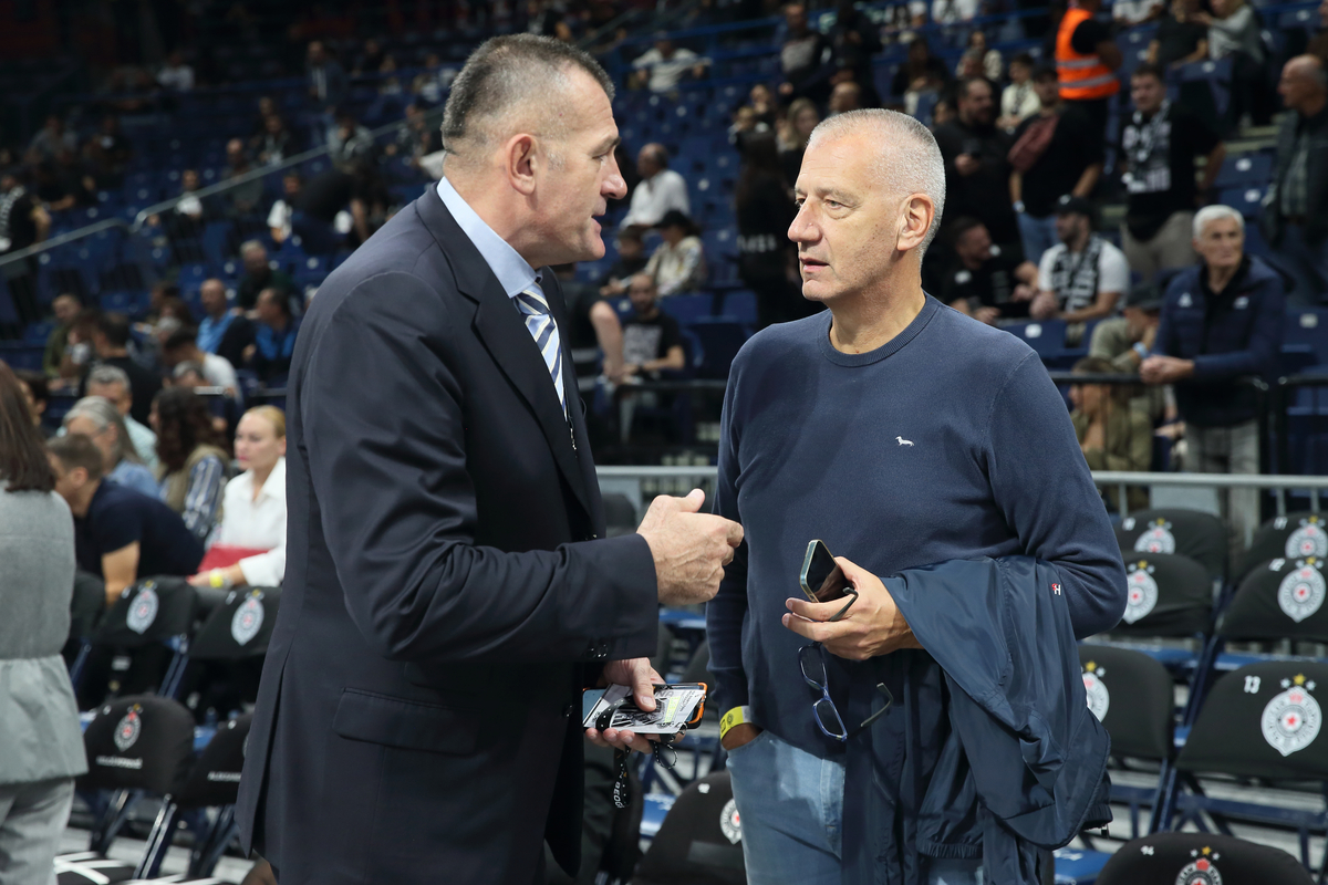 ZORAN SAVIC sportski direktor kosarkasa Partizana i ALEKSANDAR PETROVIC ACO trener na utakmici Jadranske ABA lige protiv Crvene zvezde u hali Stark Beogradska arena, Beograd 30.10.2023. godine Foto: Marko Metlas Kosarka, Partizan, Jadranska ABA liga, Crvena zvezda
