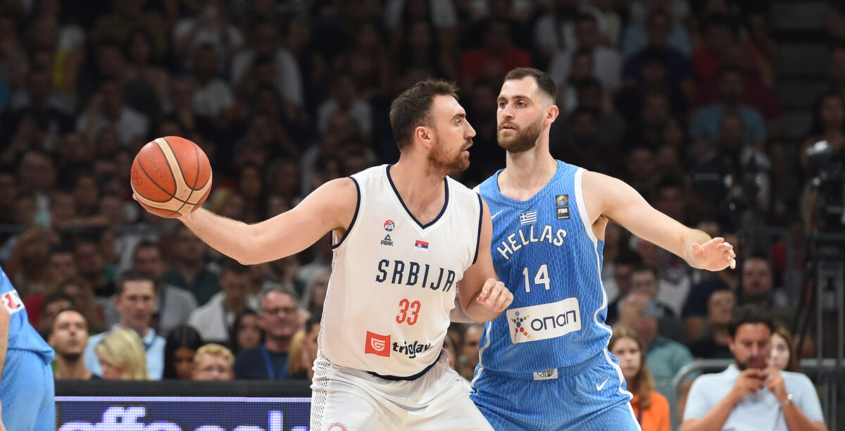 NIKOLA MILUTINOV, kosarkas Srbije, na prijateljskoj utakmici protiv Grcke, i GIORGOS PAPAGIANNIS Jorgos Papajanis, u Beogradskoj areni. Beograd, 22.07.2024. foto: Nebojsa Parausic Kosarka, Srbija, Grcka