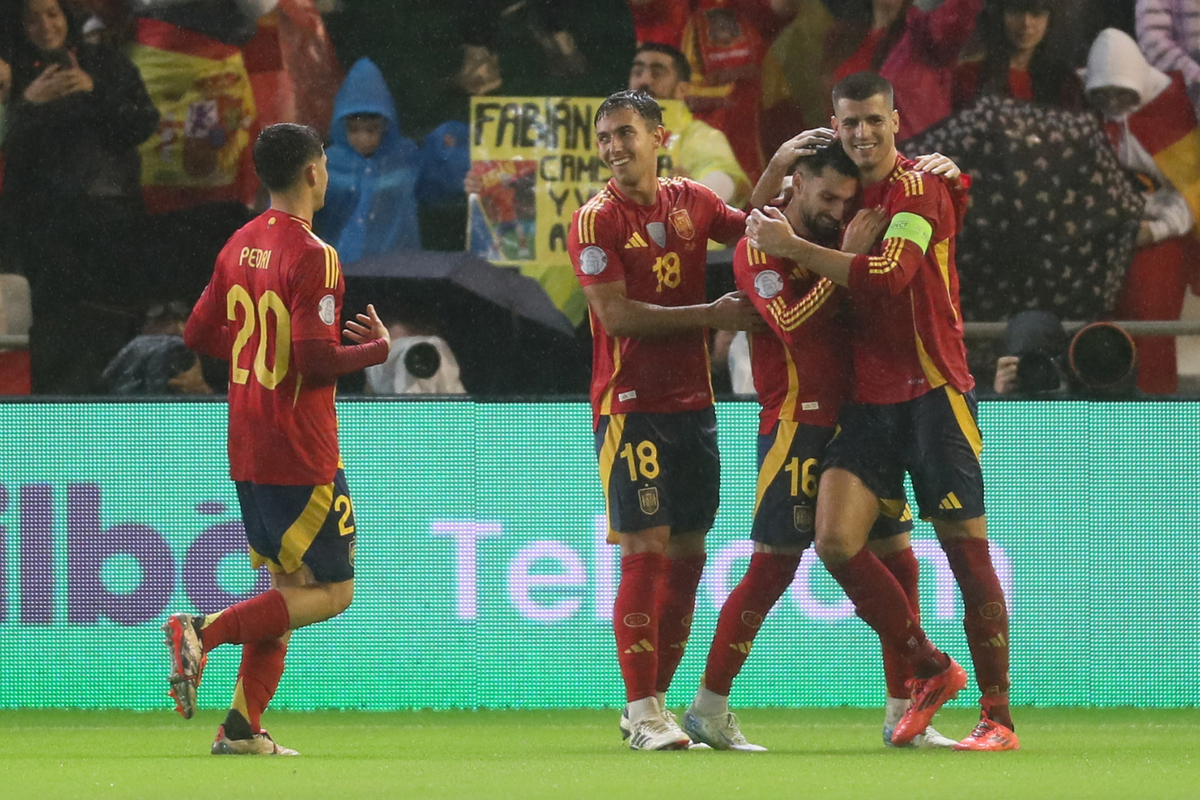 PEDRI, MARTIN ZUBIMENDI, ALEX BAENA Aleks Baena , ALVARO MORATA radost fudbalera reprezentacije Spanije na utakmici UEFA Lige nacija protiv Srbije na stadionu Nuevo Arhangel, Kordoba 15.10.2024. godine Foto: Marko Metlas Fudbal, Reprezentacija, Srbija, Spanija, UEFA Liga nacija