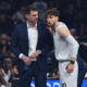 TIAGO SPLITTER Tiago Spliter trener i MIKAEL JANTUNEN kosarkasa Pariza na utakmici Evrolige protiv Partizana u hali Beogradska arena, Beograd 22.01.2025. godine Foto: Marko Metlas Kosarka, Partizan, Evroliga, Pariz