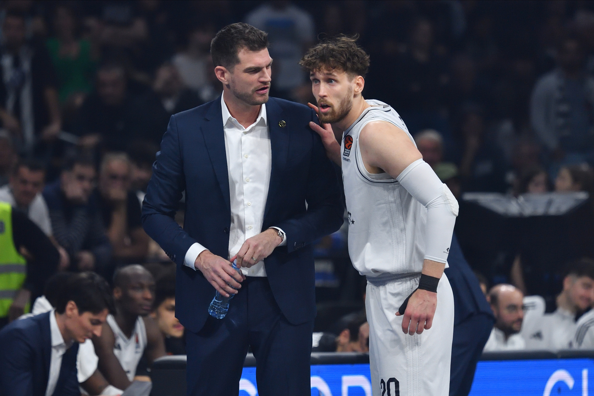 TIAGO SPLITTER Tiago Spliter trener i MIKAEL JANTUNEN kosarkasa Pariza na utakmici Evrolige protiv Partizana u hali Beogradska arena, Beograd 22.01.2025. godine Foto: Marko Metlas Kosarka, Partizan, Evroliga, Pariz
