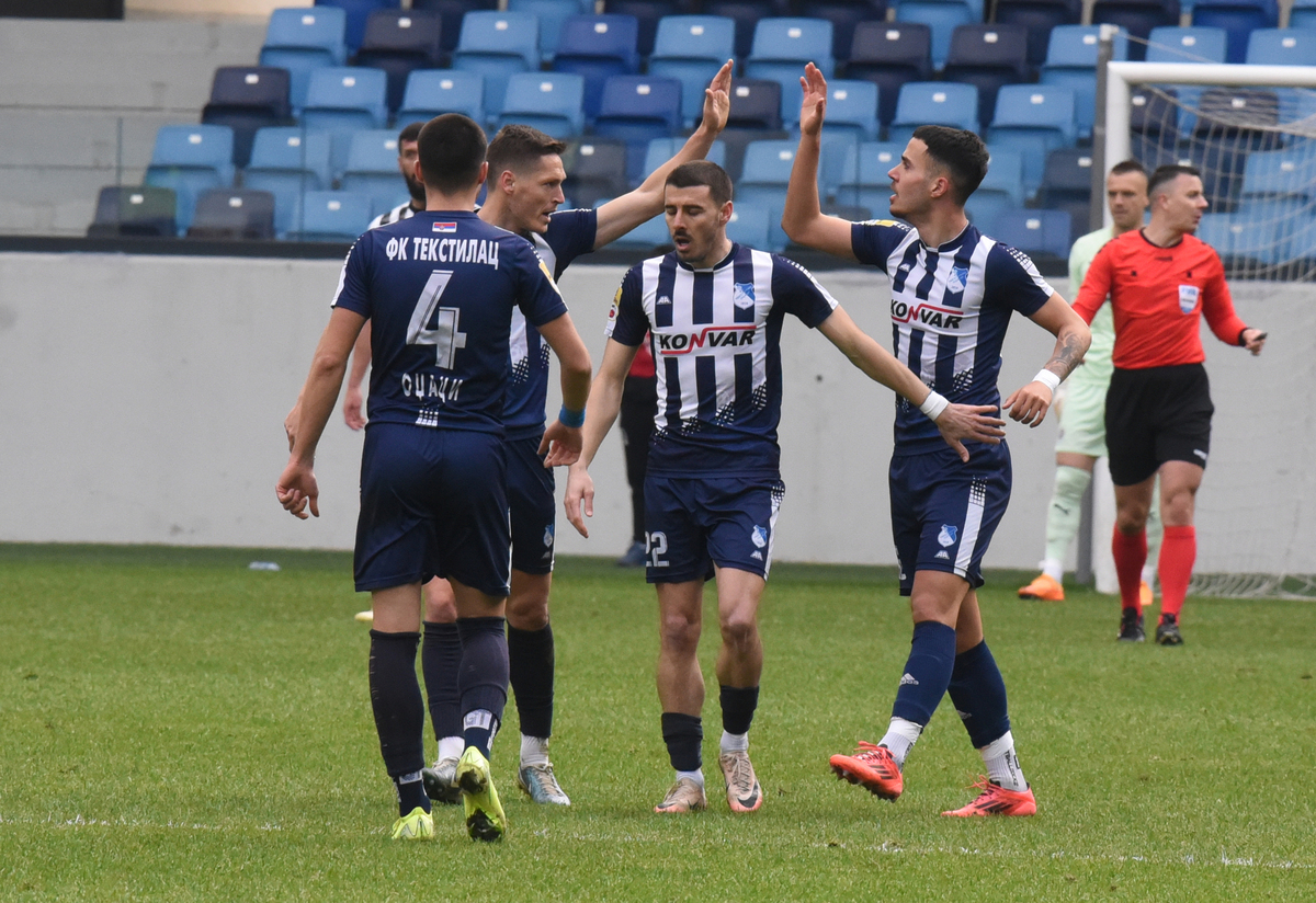 Fudbaleri Tekstilca proslavljaju gol na prvenstvenoj utakmici protiv Partizana na stadionu Lagator. Loznica, 02.03.2025. foto: MN Press photo / gp Fudbal, Tekstilac, Partizan