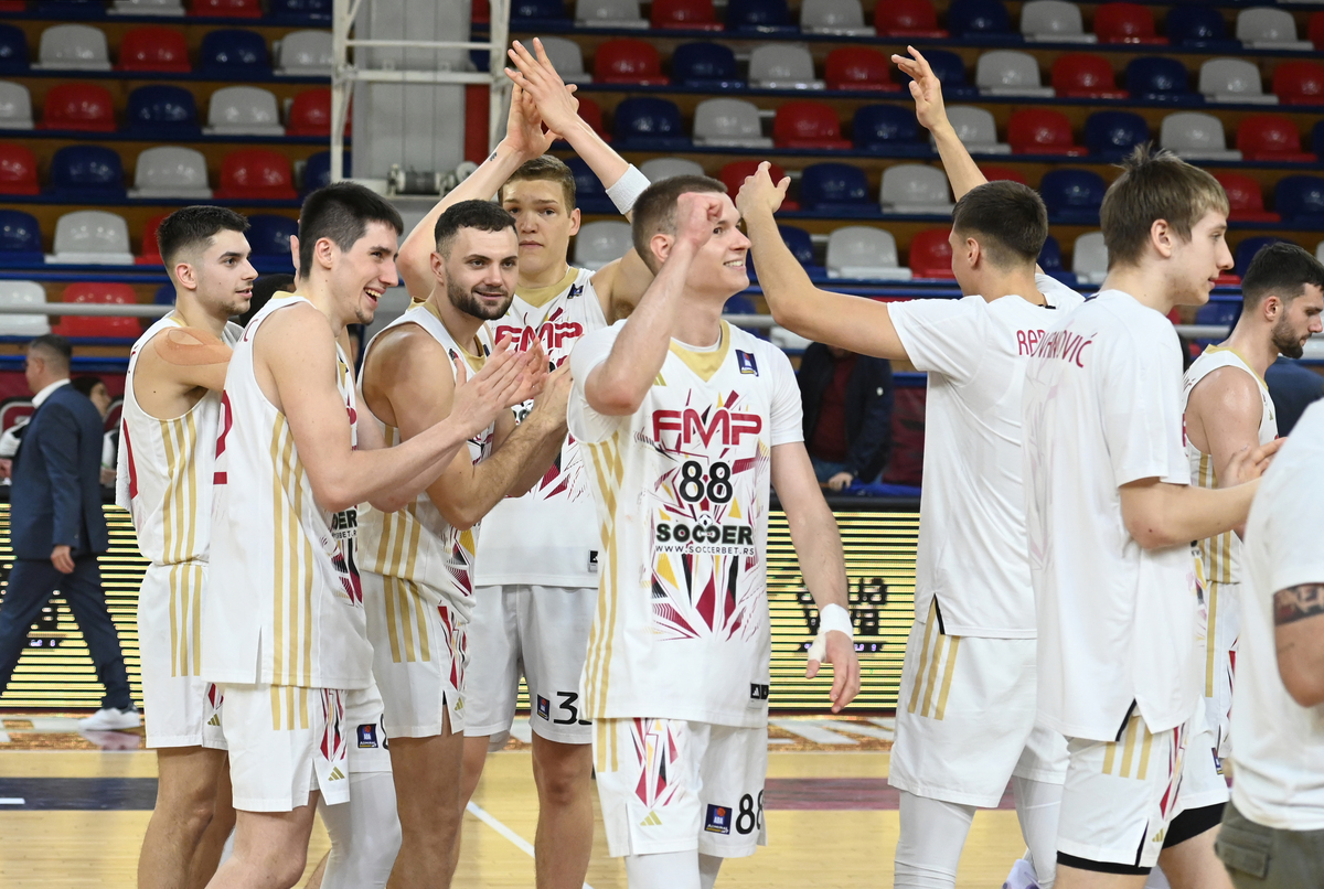 Kosarkasi FMP, proslavljaju pobedu na utakmici ABA lige protiv Krke u hali FMP Zeleznik. Beograd, 16.03.2025. foto: Nebojsa Parausic Kosarka, ABA League, FMP, Krka