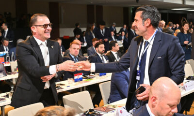 PREDRAG MIJATOVIC i LUIS FIGO na 49. UEFA Kongresu u Sava centru, Beograd 03.04.2025. godine Foto: Marko Metlas Fudbal, UEFA, 49. kongres