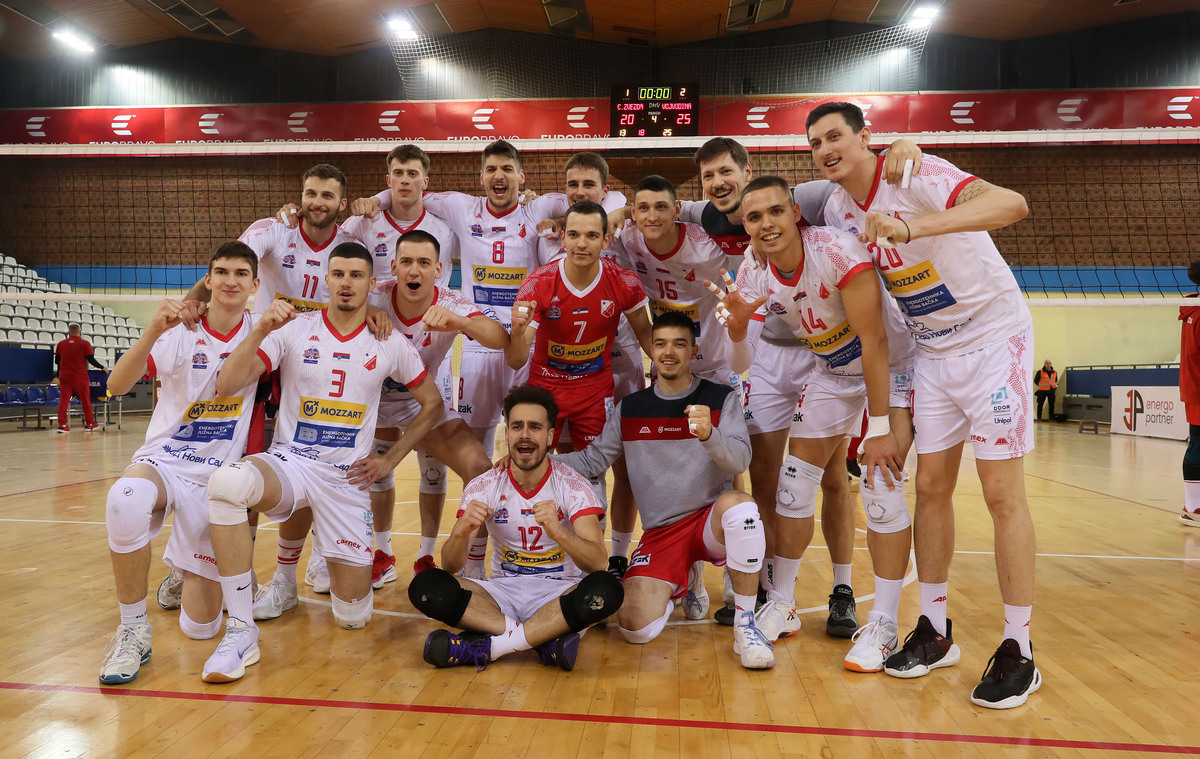 Odbojkasi Vojvodine, proslavljaju pobedu na utakmici polufinala plej ofa Prvenstva Srbije protiv Crvene zvezde, u hali Banjica. Beograd, 10.04.2025. foto: MN PRESS PHOTO / vm Odbojka, Vojvodina Novi Sad, Polufinale plej ofa, Prvenstvo Srbije, Crvena zvezda