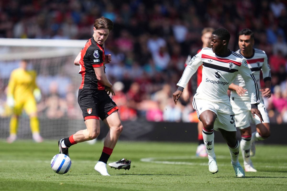 Bournemouth's Alex Scott, left, and Manchester United's Kobbie Mainoo battle for the ball during the English Premier League match at Vitality Stadium, Bournemouth, England, Sunday, April 27, 2025. (Adam Davy/PA via AP)