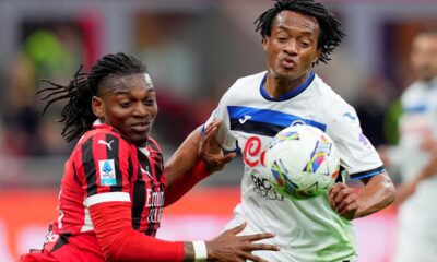 AC Milan's Rafael Leao, left, and Atalanta's Juan Cuadrado in action during the Serie A soccer match between Milan and Atalanta at San Siro Stadium in Milan, Italy, Sunday April 20, 2025. (Spada/LaPresse via AP)