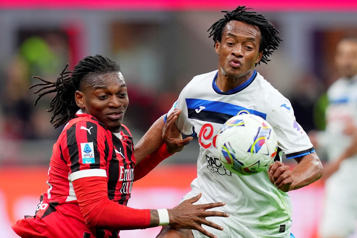 AC Milan's Rafael Leao, left, and Atalanta's Juan Cuadrado in action during the Serie A soccer match between Milan and Atalanta at San Siro Stadium in Milan, Italy, Sunday April 20, 2025. (Spada/LaPresse via AP)