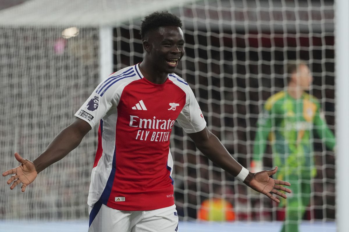 Arsenal's Bukayo Saka celebrates after scoring his side's second goal during the English Premier League soccer match between Arsenal and Fulham at Emirates stadium in London, Tuesday, April 1, 2025. (AP Photo/Kirsty Wigglesworth)
