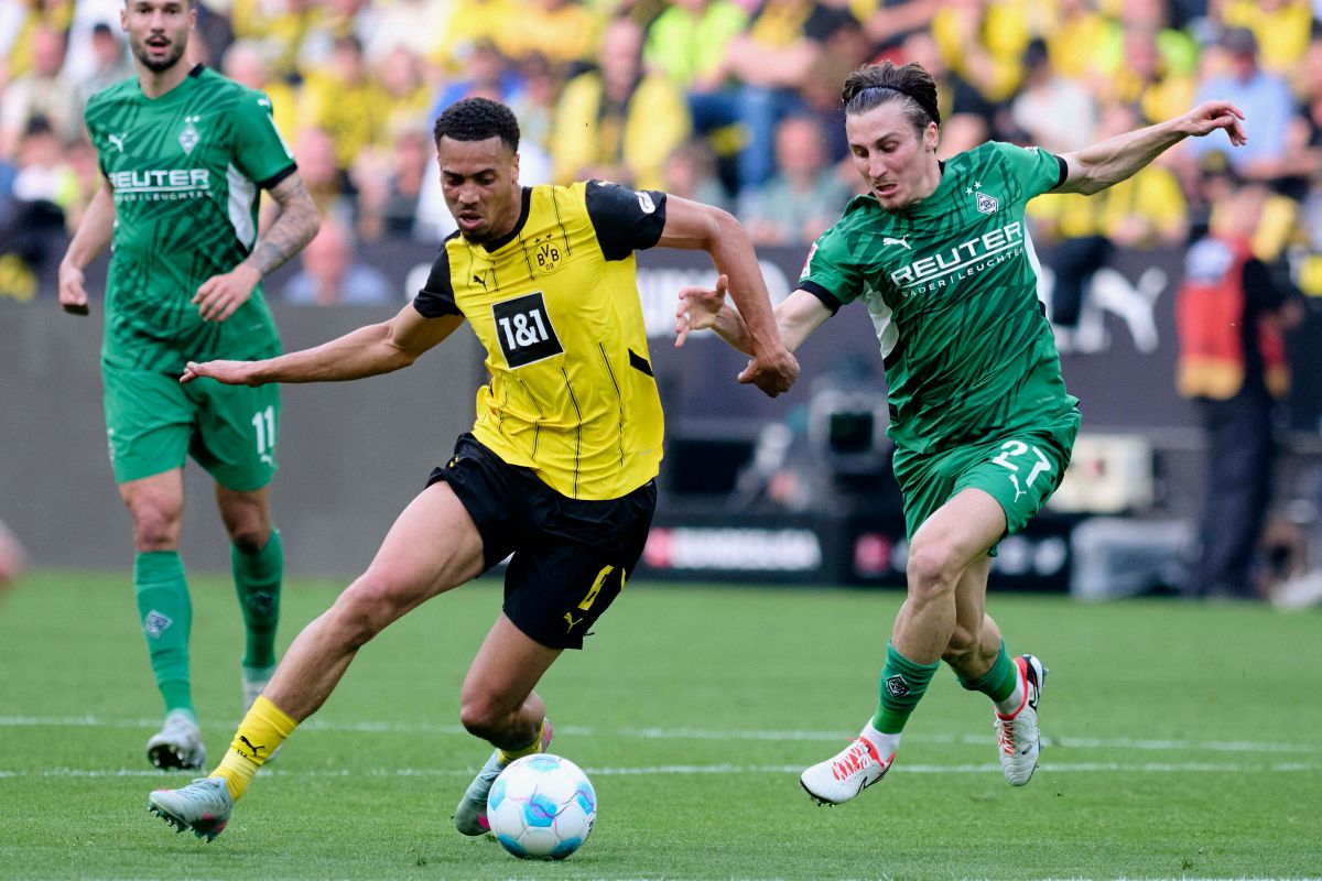 Dortmund's Felix Nmecha, left, and Rocco Reitz of Mönchengladbach in action during the Bundesliga soccer match between Borussia Dortmund and Borussia Mönchengladbach in Dortmund, Germany, Sunday April 20, 2025. (Bernd Thissen/dpa via AP)