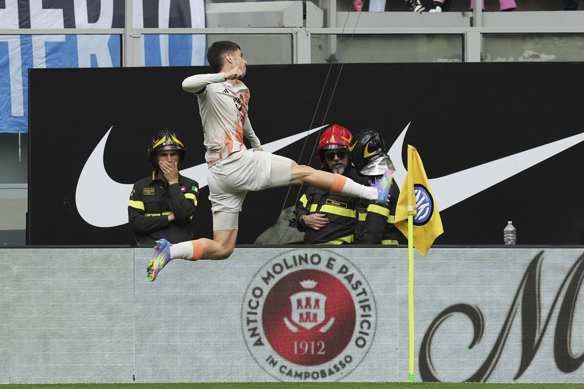 Roma's Matias Soule, right, celebrates scoring his side's opening goal during the Serie A soccer match between Inter Milan and Roma at the San Siro Stadium, in Milan, Italy, Sunday, April 27, 2025. (AP Photo/Antonio Calanni)