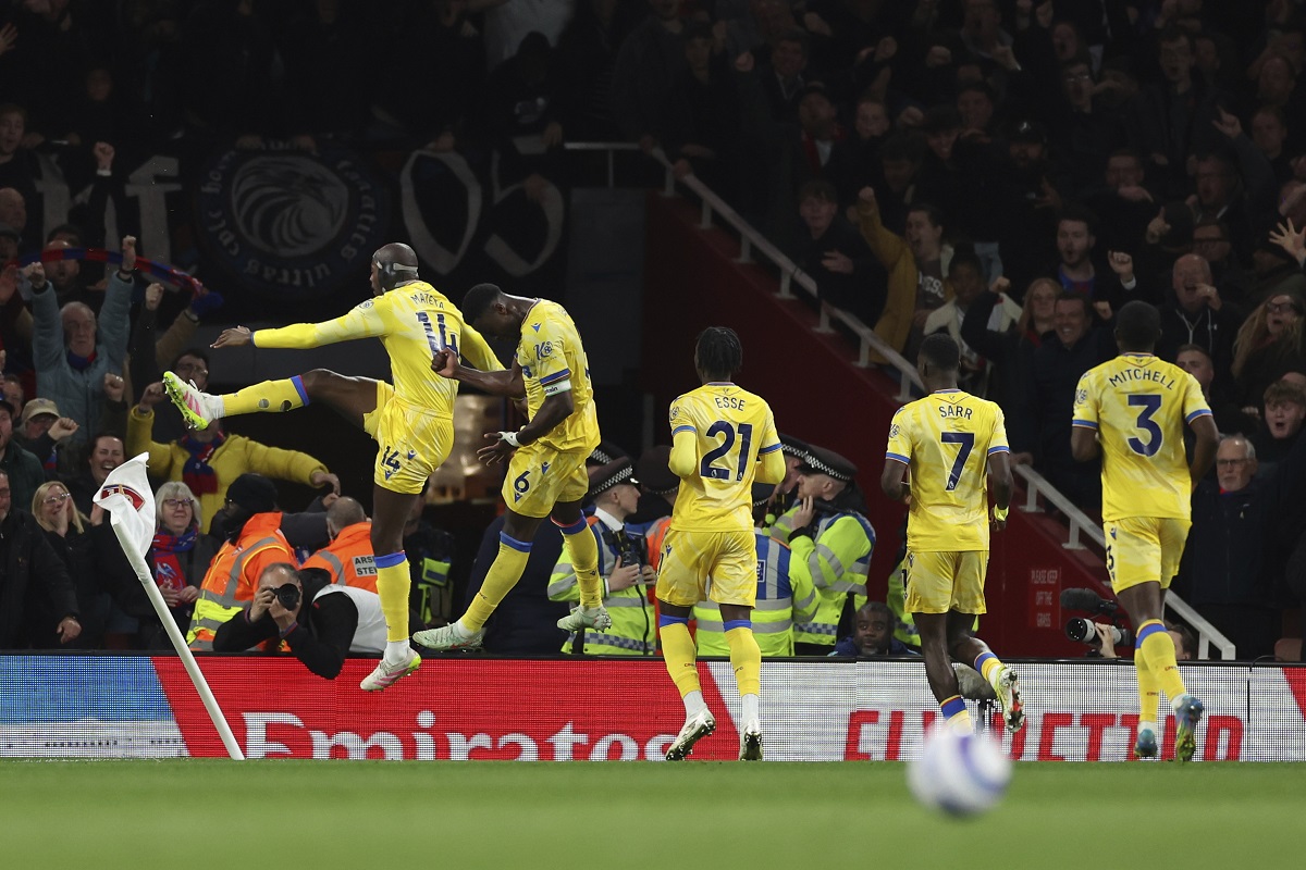 Crystal Palace's Jean-Philippe Mateta, left, celebrates with teammates after scoring his sides second goal during the English Premier League soccer match between Arsenal and Crystal Palace at Emirates stadium in London, Wednesday, April 23, 2025. (AP Photo/Ian Walton)