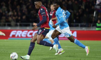 Bologna's Tommaso Corazza, left, fights for the ball with Napoli's Frank Anguissa during the Italian Serie A soccer match between Bologna F..C and S.S.C. Napoli at Renato Dall'Ara Stadium, Bologna, Italy, Monday, April 7, 2025. (Michele Nucci/LaPresse via AP)
