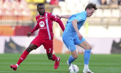 Napoli's Scott McTominay, right, and Monza's Jean-Daniel Akpa Akpro in action during the Serie A soccer match between Monza and Napoli at U-Power Stadium in Monza, Italy, Saturday April 19, 2025. (Spada/LaPresse via AP)